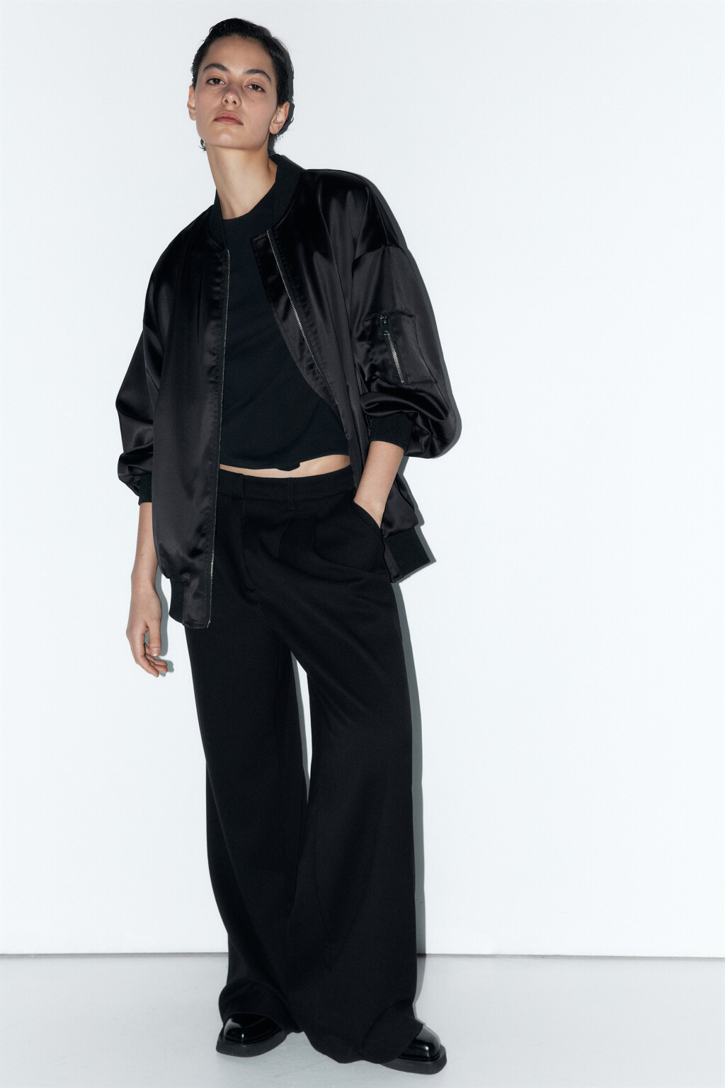 Куртка-бомбер oversize из атласной ткани - цвет черный - 1