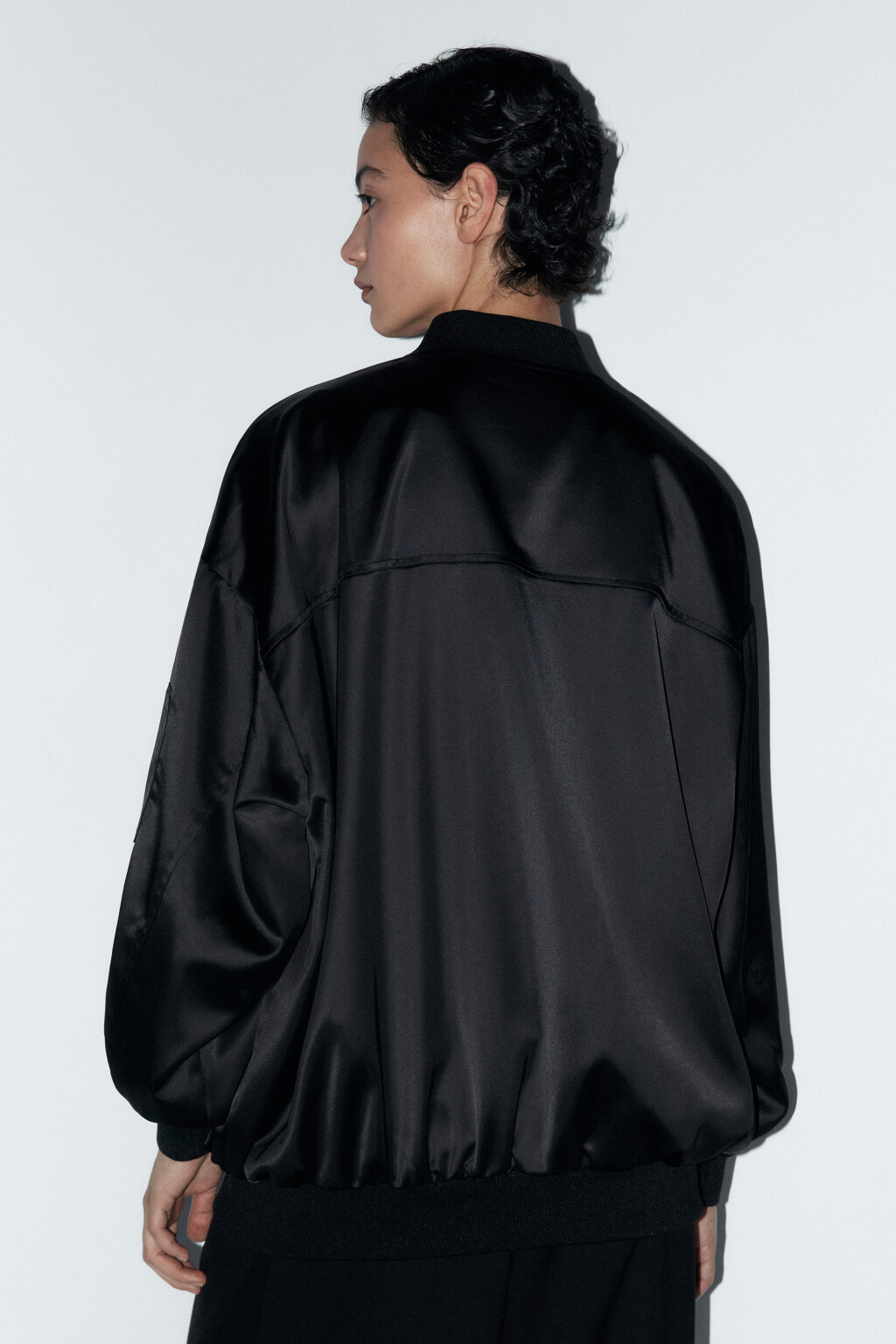 Куртка-бомбер oversize из атласной ткани - цвет черный - 4