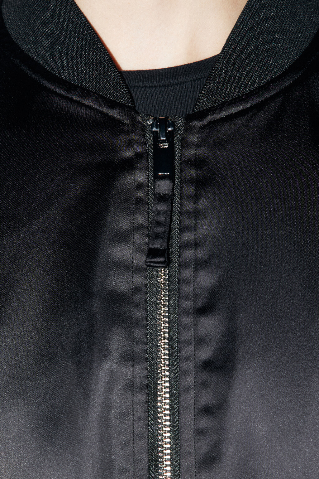 Куртка-бомбер oversize из атласной ткани - цвет черный - 6