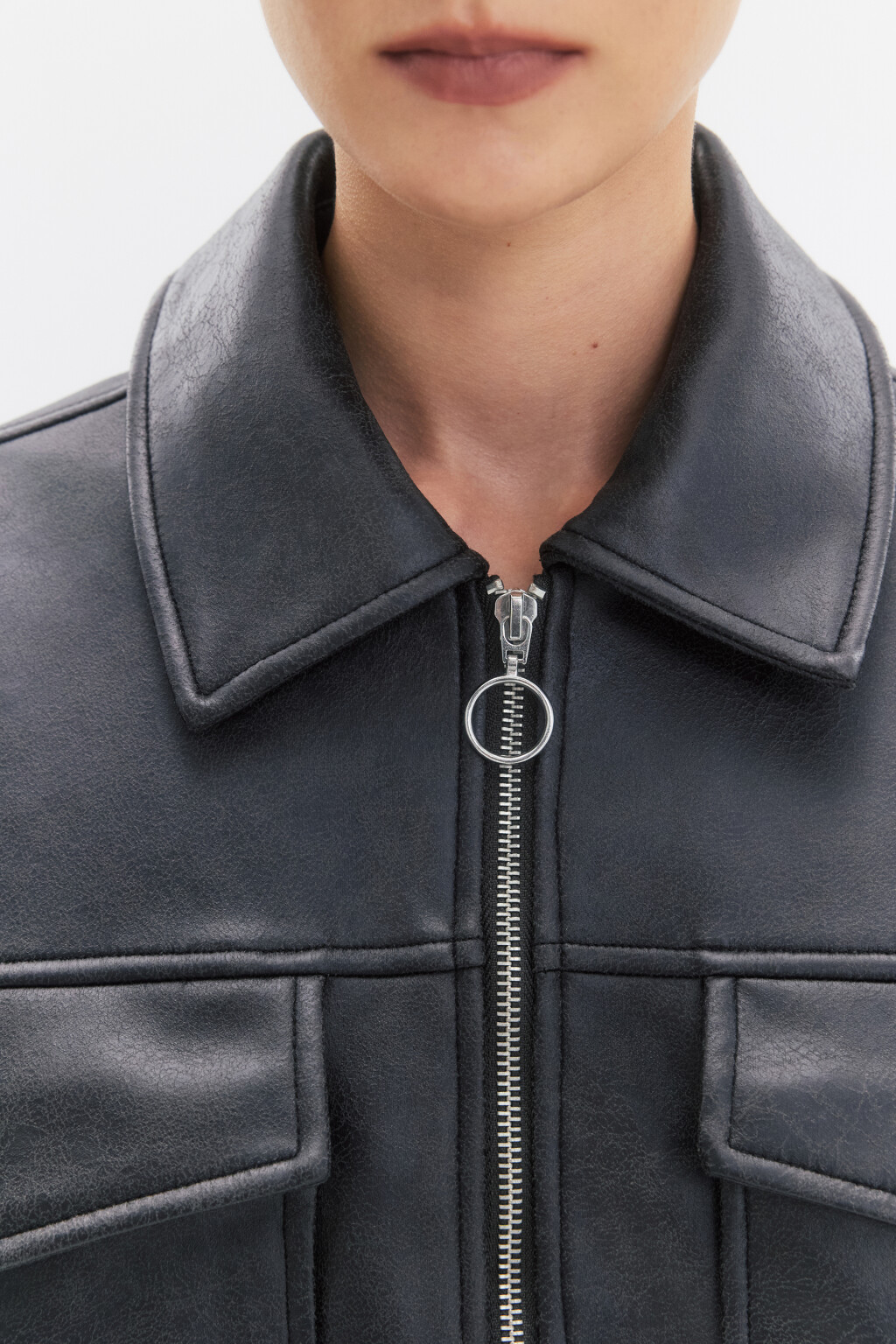 Куртка-бомбер укороченная с накладными карманами - цвет серый - 5