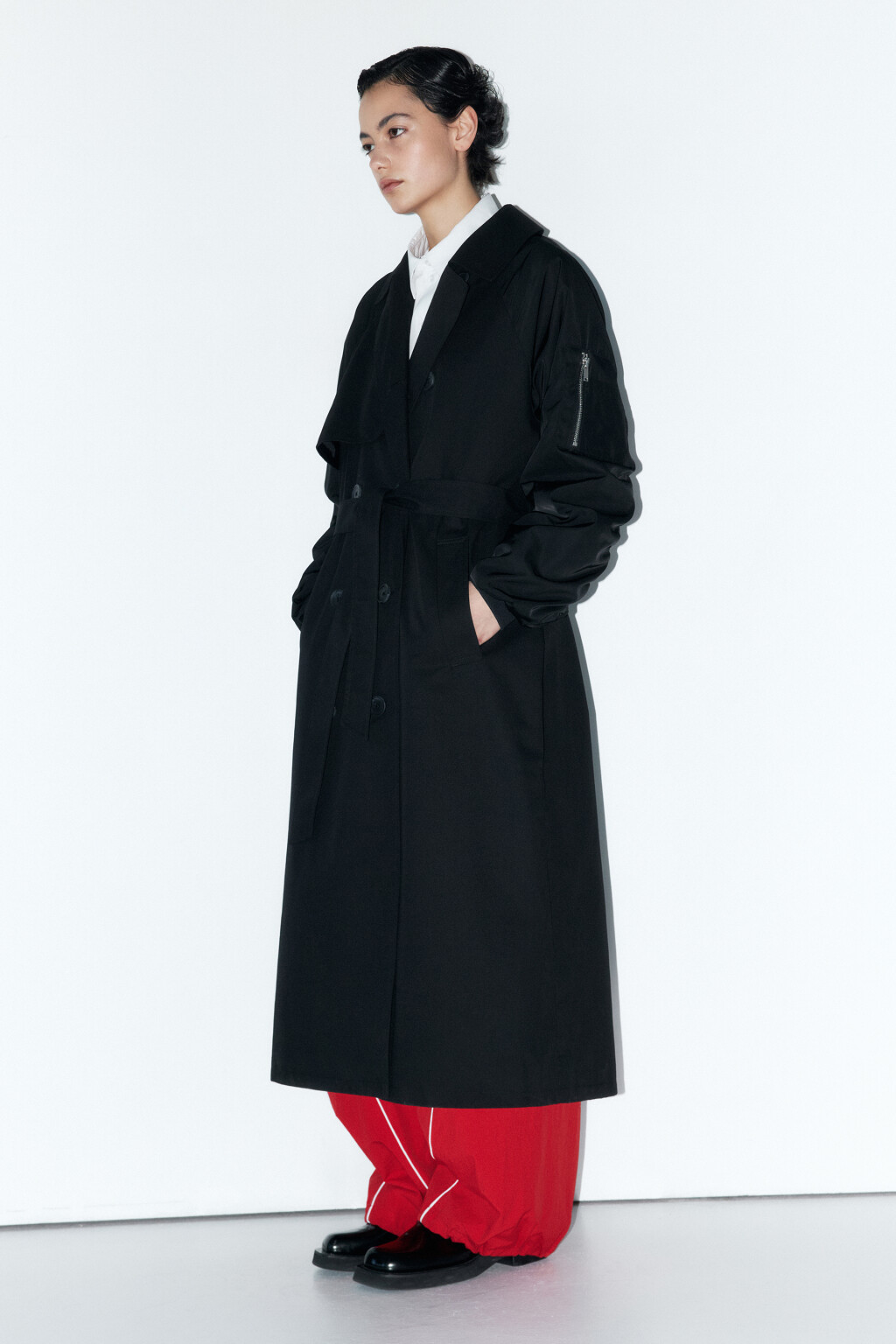 Плащ-тренчкот с рукавами бомбера - цвет черный - 4