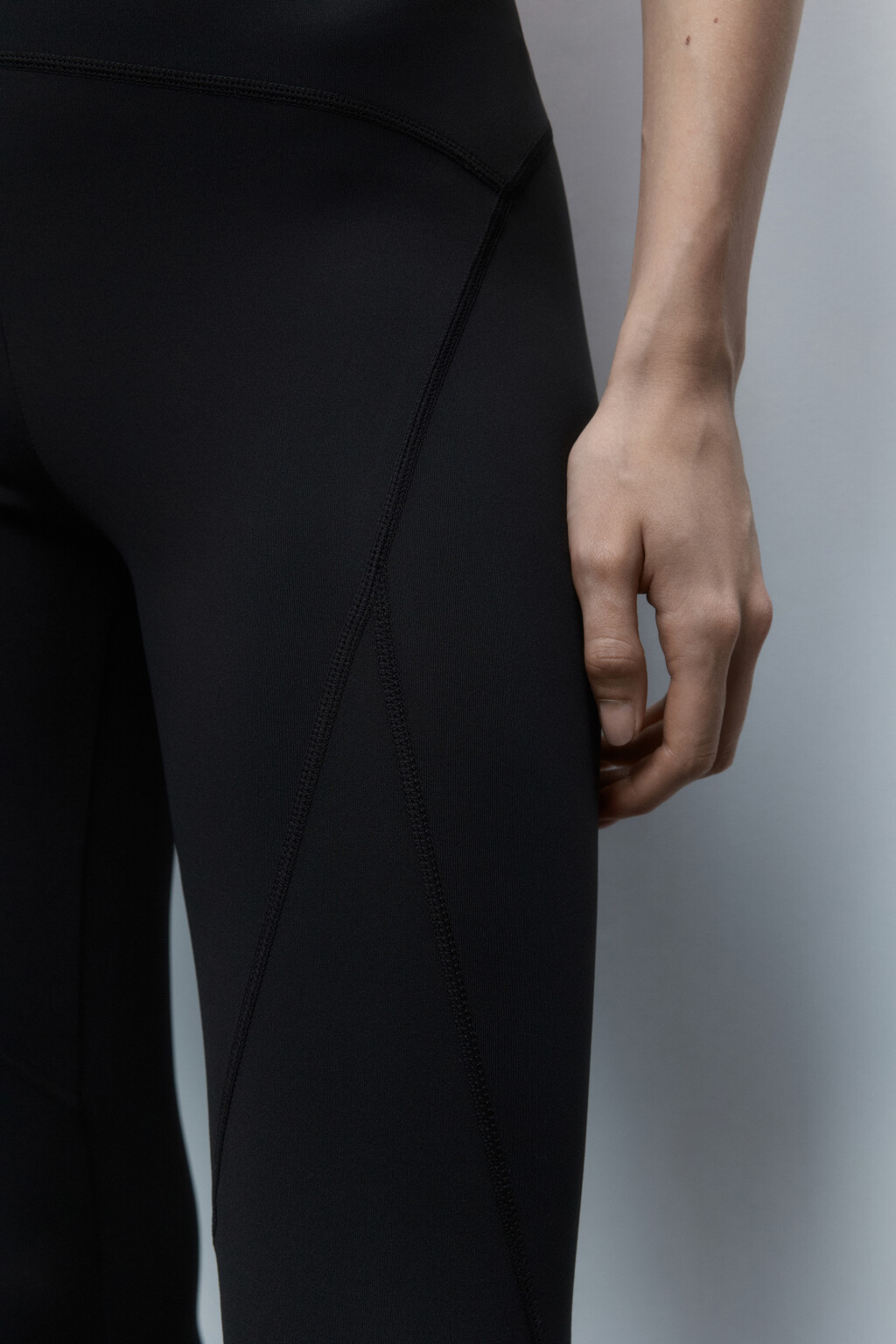Леггинсы спортивные с рельефными швами - цвет черный - 8