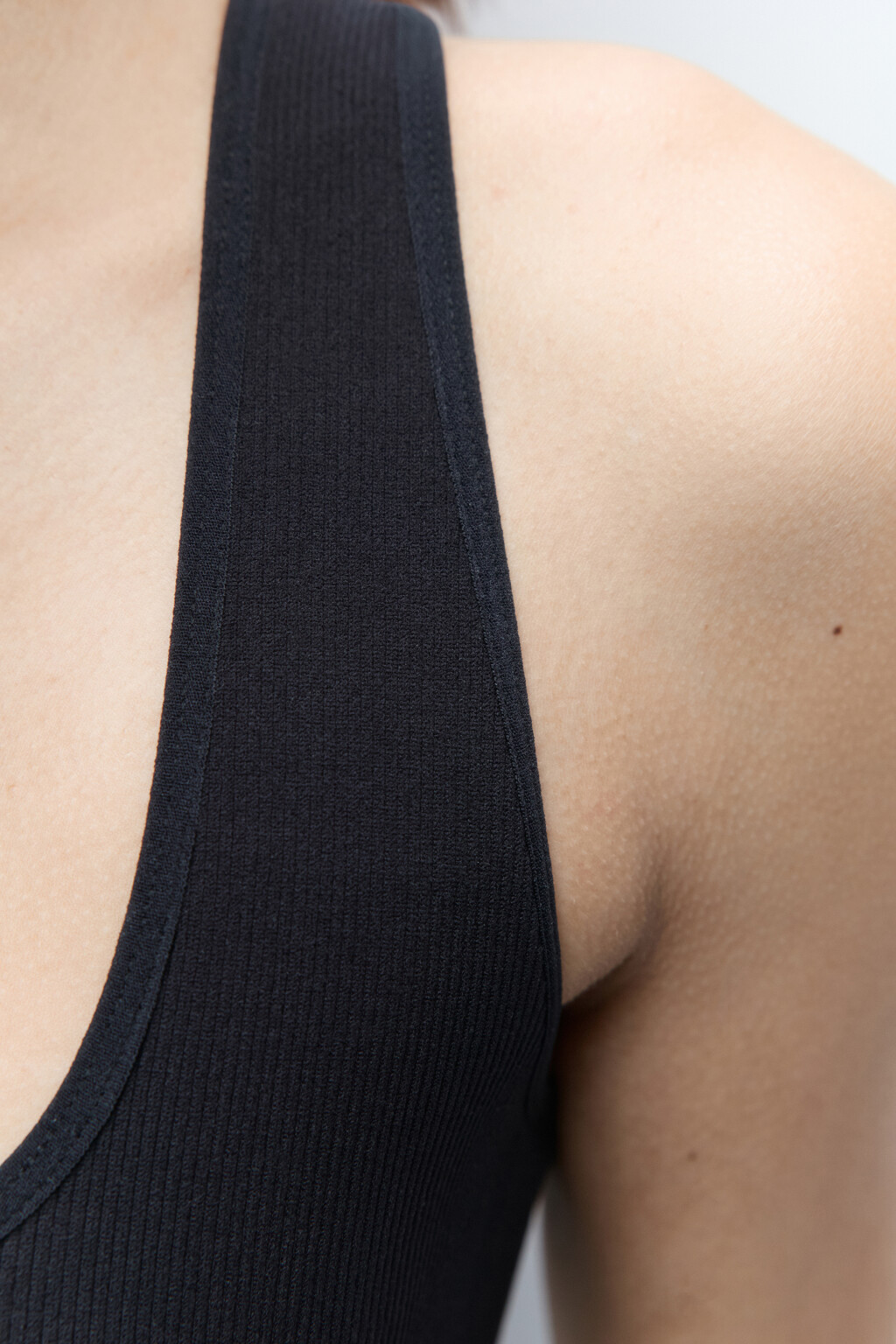 Комбинезон спортивный в рубчик с открытой спинкой - цвет черный - 8