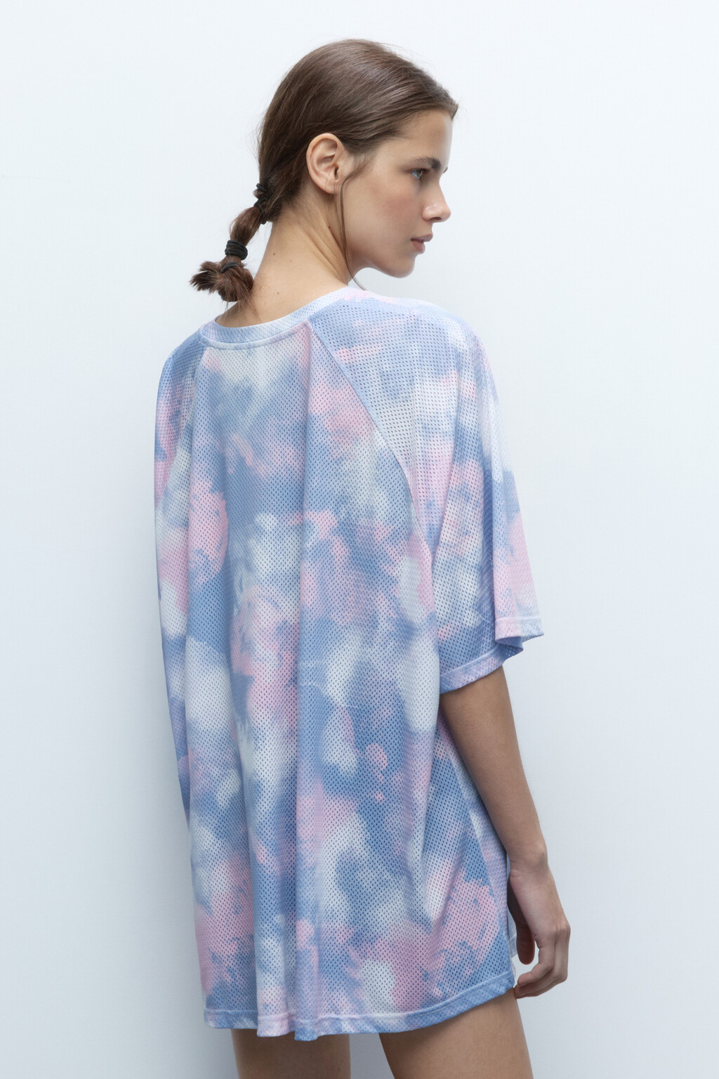 Футболка oversize спортивная из сетки с принтом - цвет белый - 4