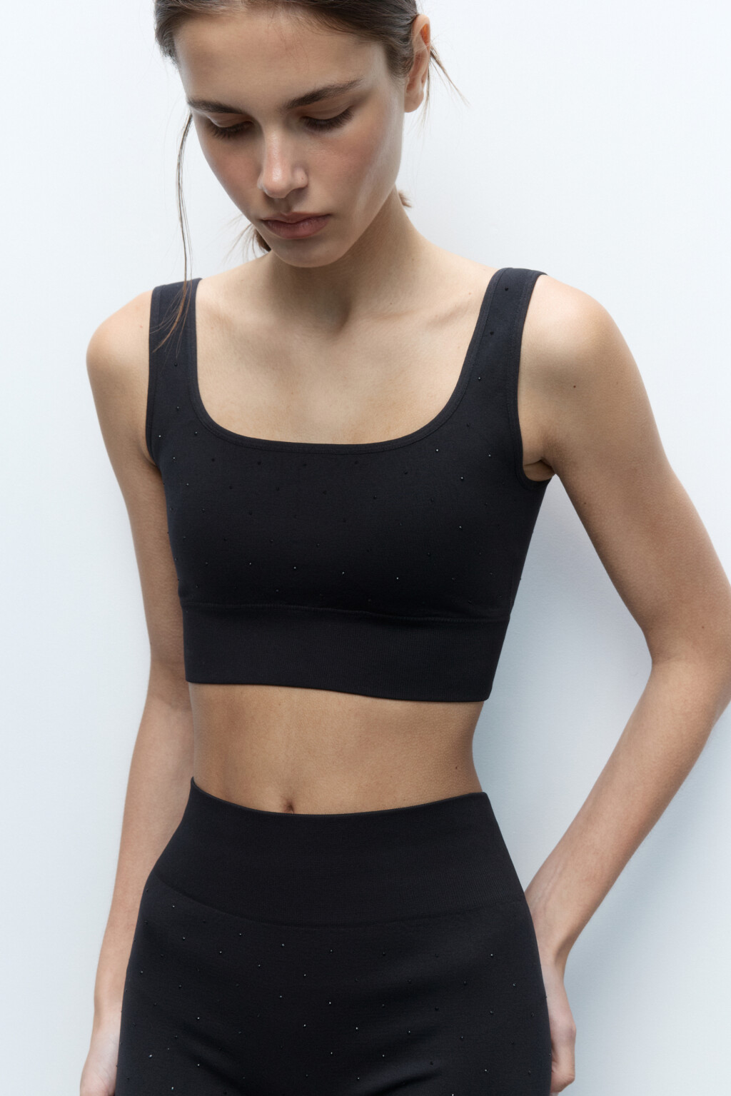 Майка-топ спортивная бесшовная со стразами - цвет черный - 1