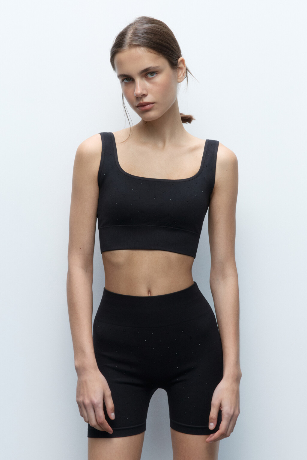 Майка-топ спортивная бесшовная со стразами - цвет черный - 2