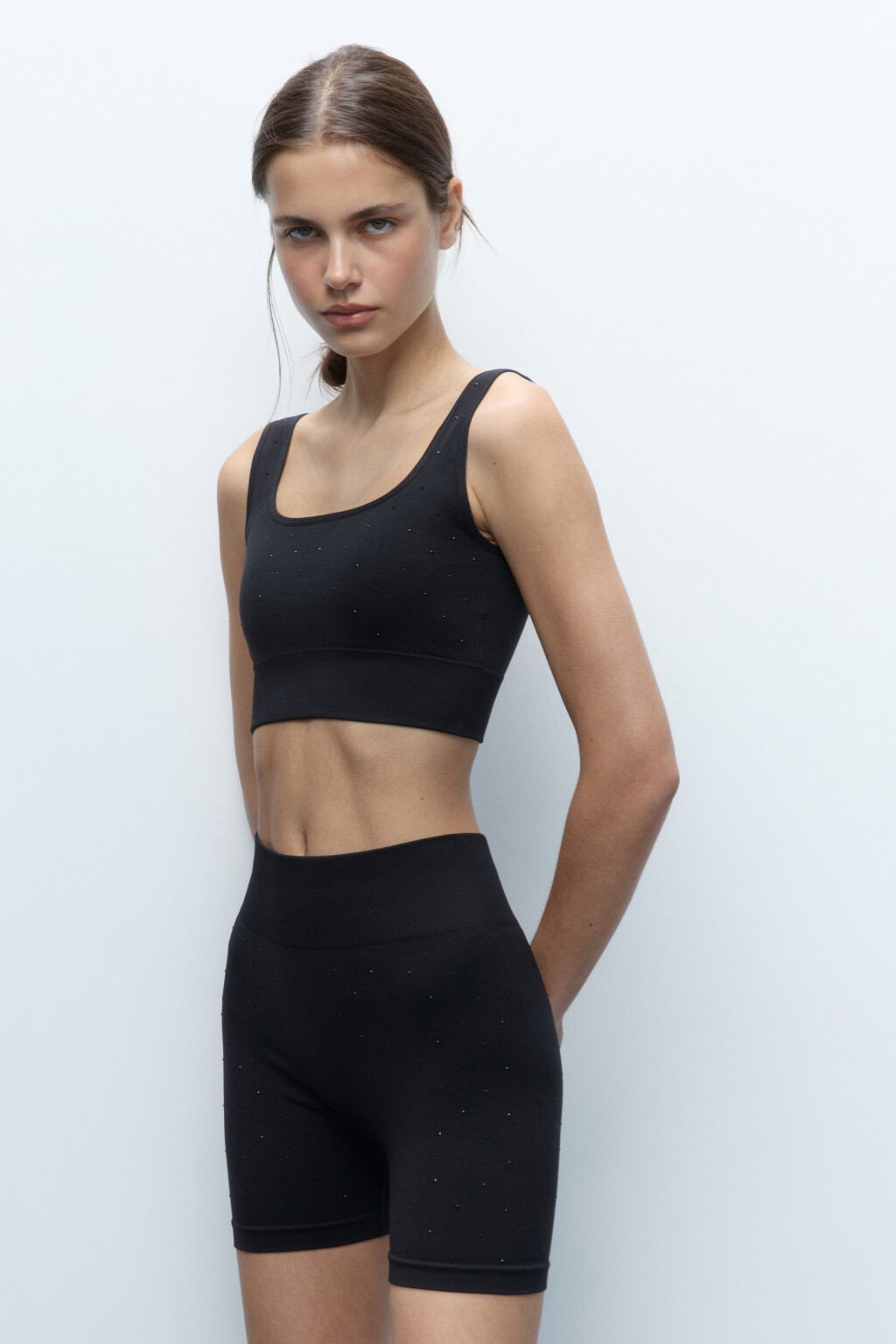 Майка-топ спортивная бесшовная со стразами - цвет черный - 3