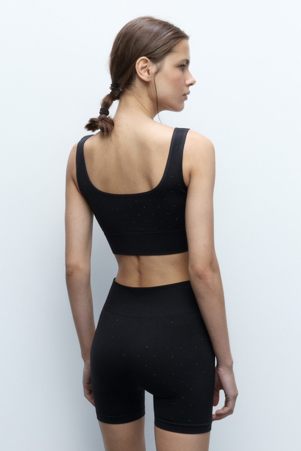 Майка-топ спортивная бесшовная со стразами - цвет черный - 4