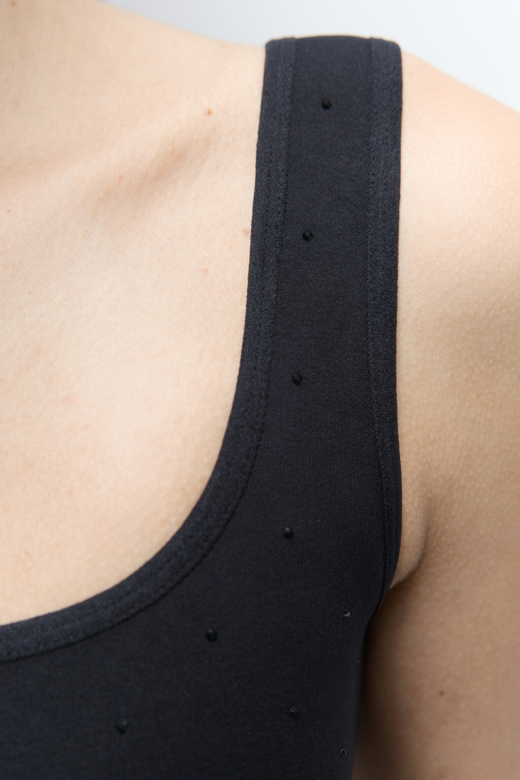 Майка-топ спортивная бесшовная со стразами - цвет черный - 6