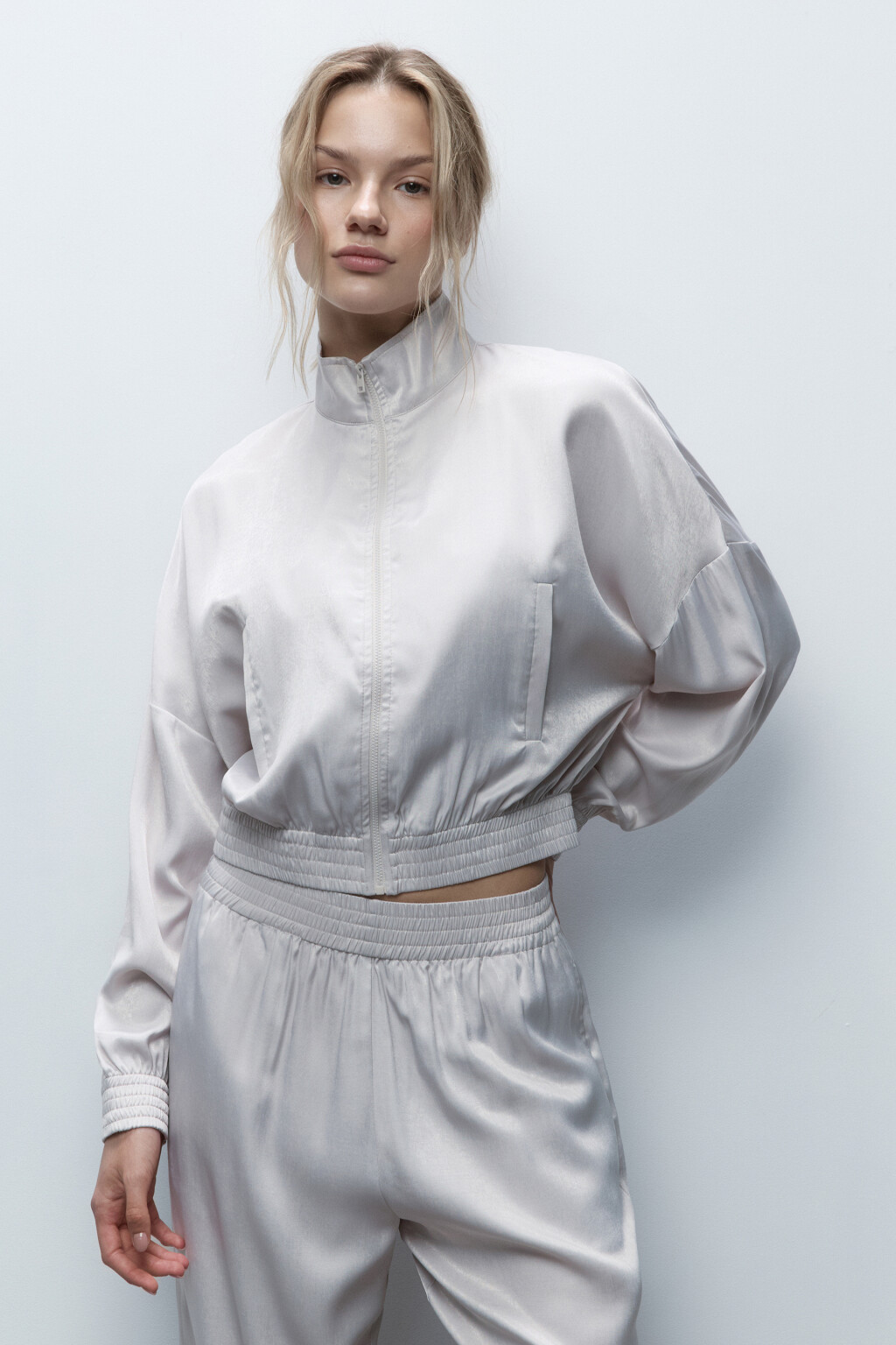 Куртка-олимпийка спортивная с шелковой фактурой - цвет ванильный - 2