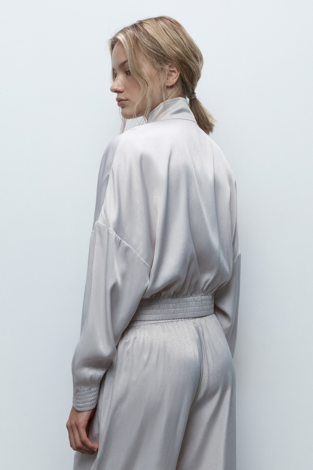 Куртка-олимпийка спортивная с шелковой фактурой - цвет ванильный - 4