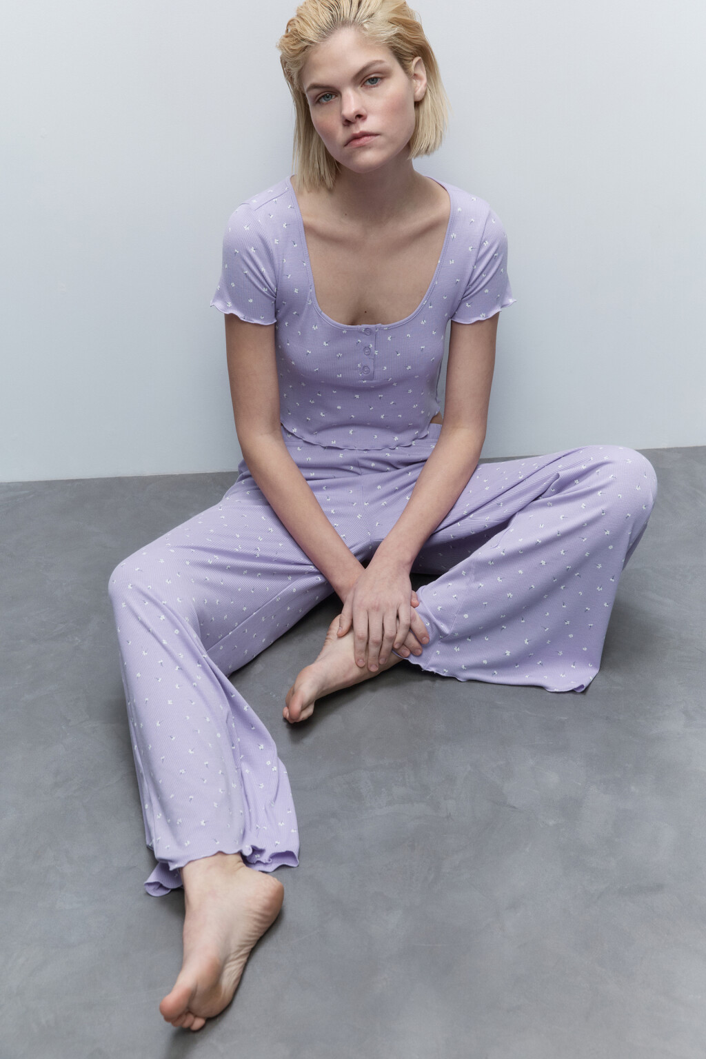 Брюки домашние в рубчик с принтом и оборками - цвет сиреневый - 1