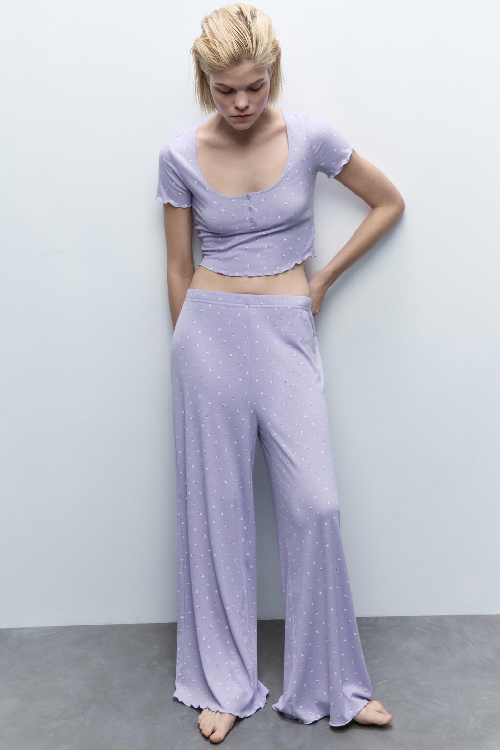 Брюки домашние в рубчик с принтом и оборками - цвет сиреневый - 2