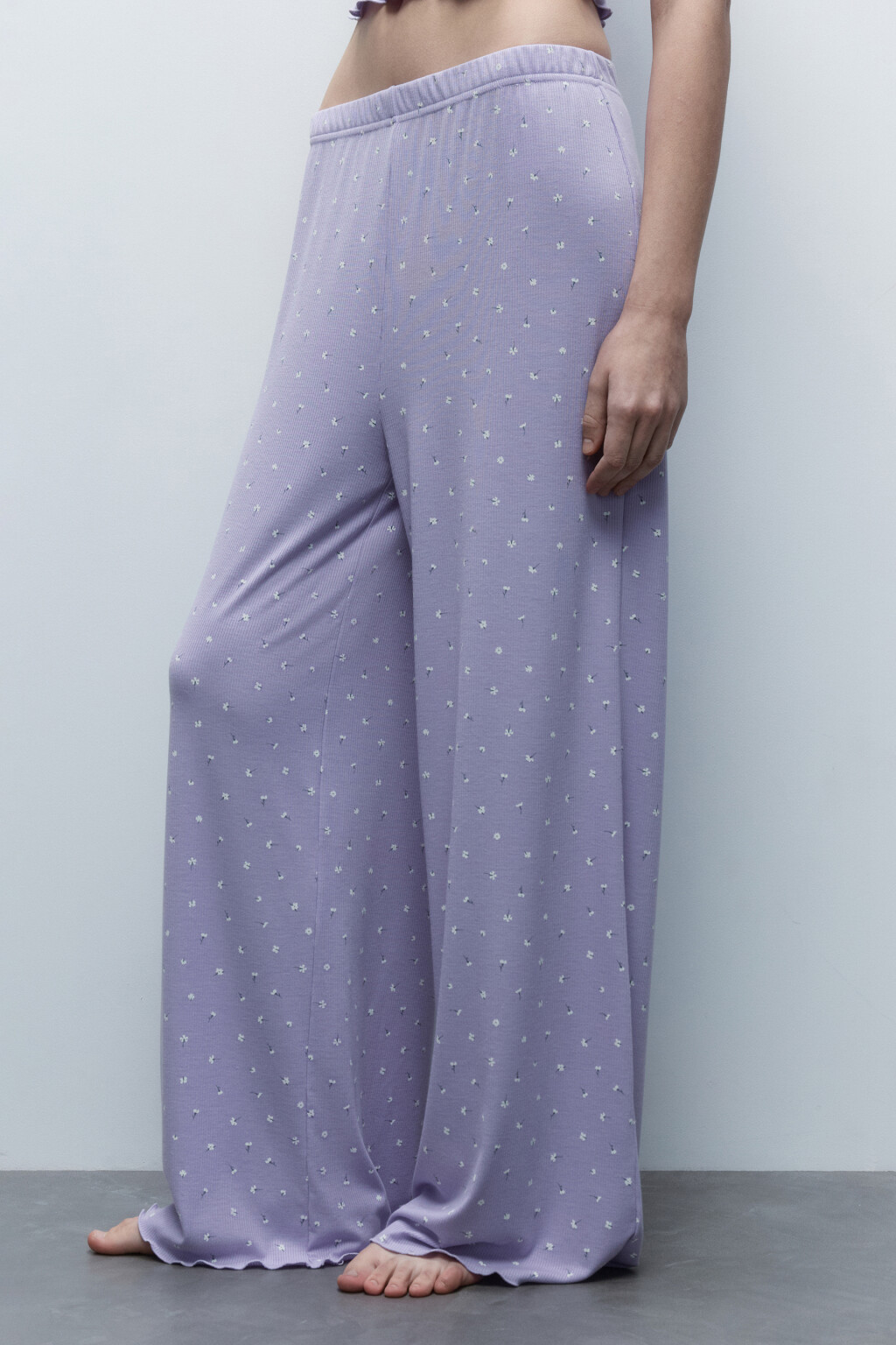 Брюки домашние в рубчик с принтом и оборками - цвет сиреневый - 4