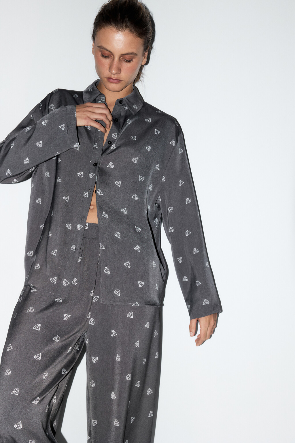 Блузка домашняя атласная с принтом - цвет серый - 1