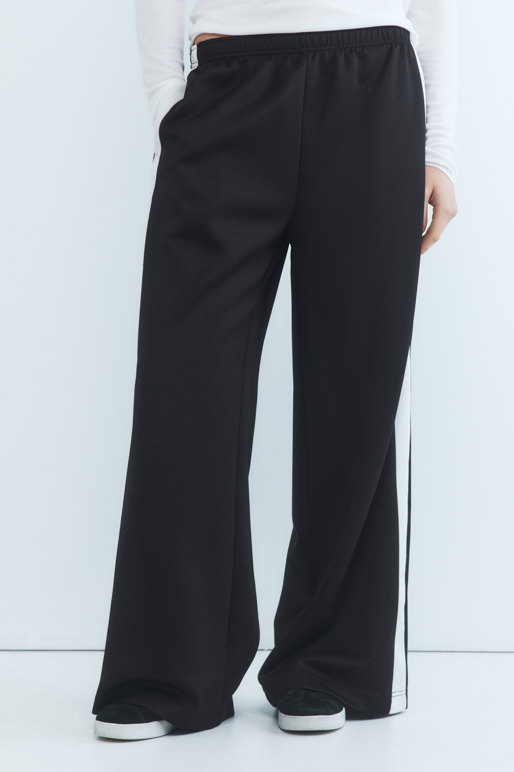 Брюки широкие трикотажные с лампасами - цвет черный - 2