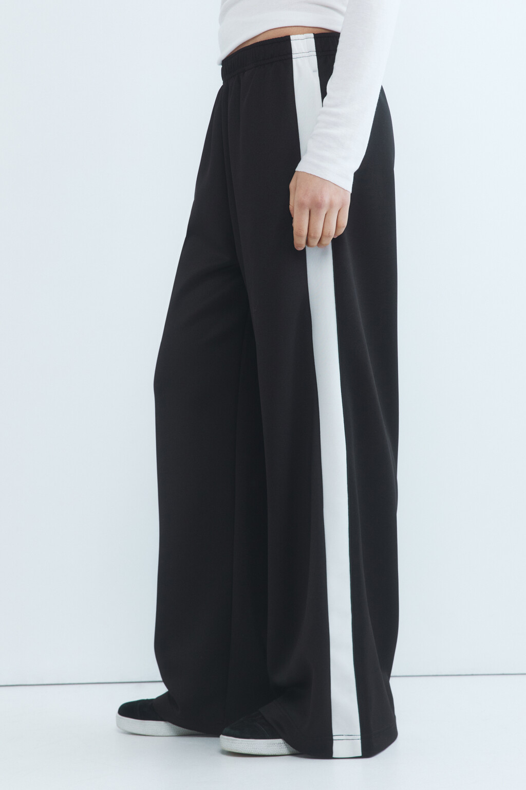 Брюки широкие трикотажные с лампасами - цвет черный - 3