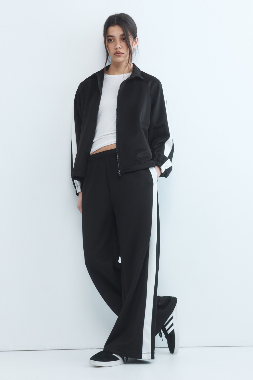 Брюки широкие трикотажные с лампасами - цвет черный - 5