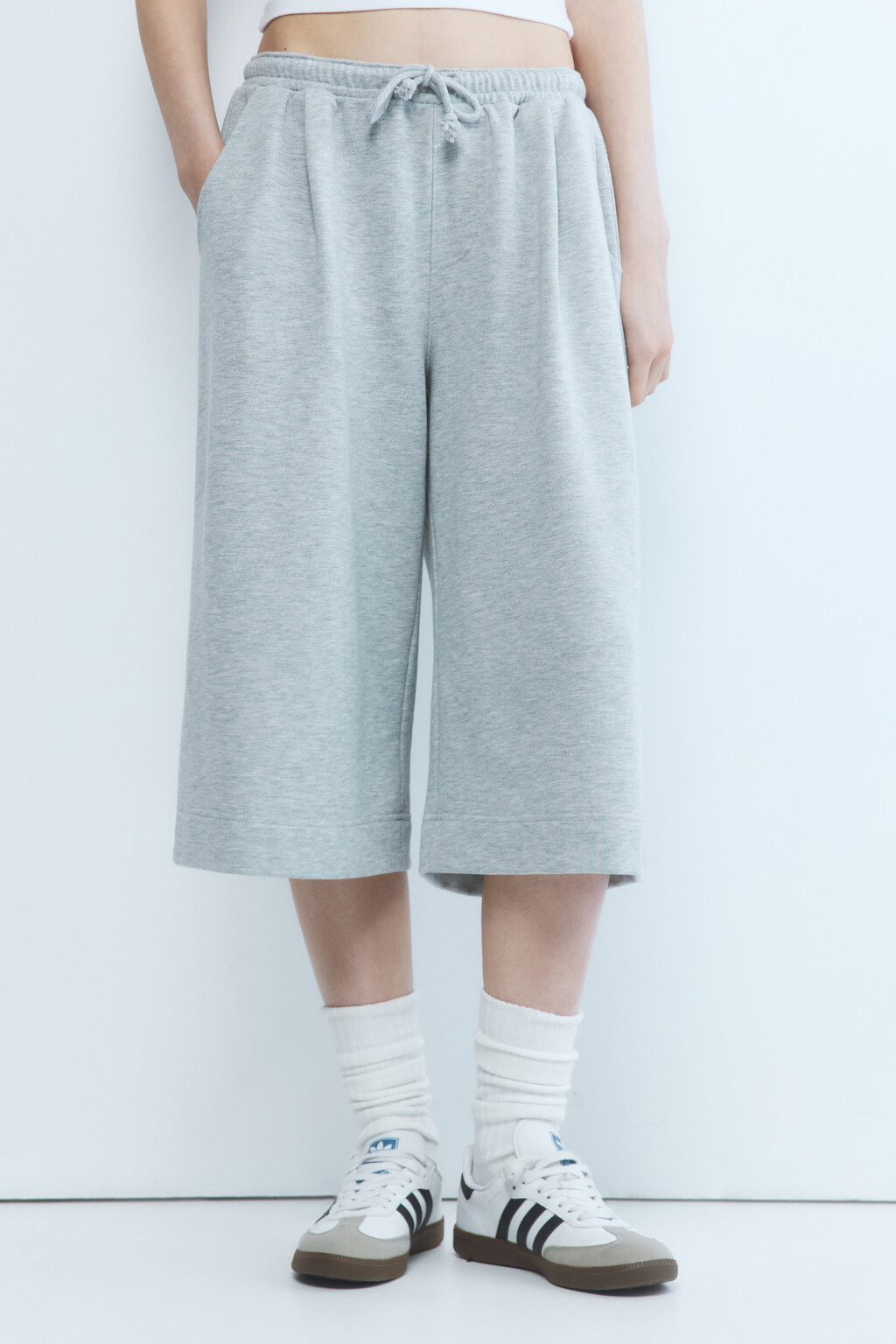 Шорты-бриджи трикотажные с поясом на завязках - цвет серый - 2