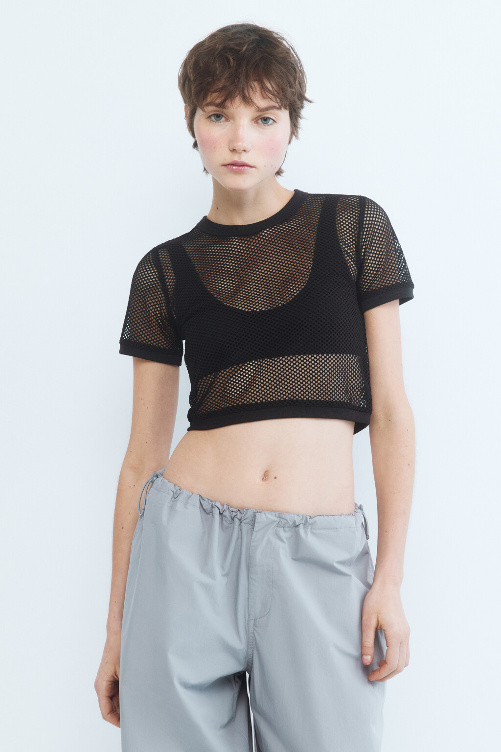 Футболка укороченная из сетки - цвет черный - 2