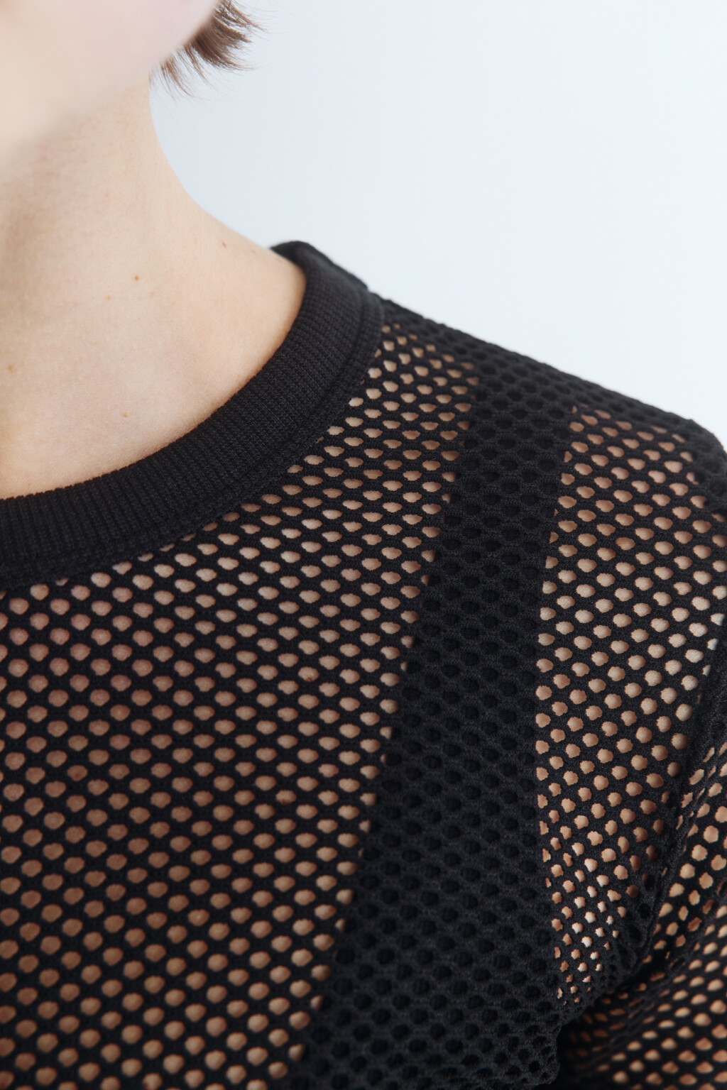 Футболка укороченная из сетки - цвет черный - 6