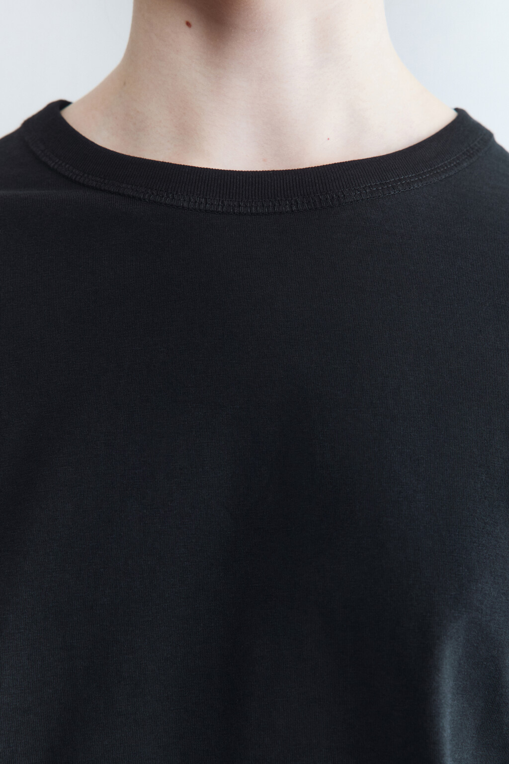 Топ-футболка с удлиненным низом - цвет черный - 6
