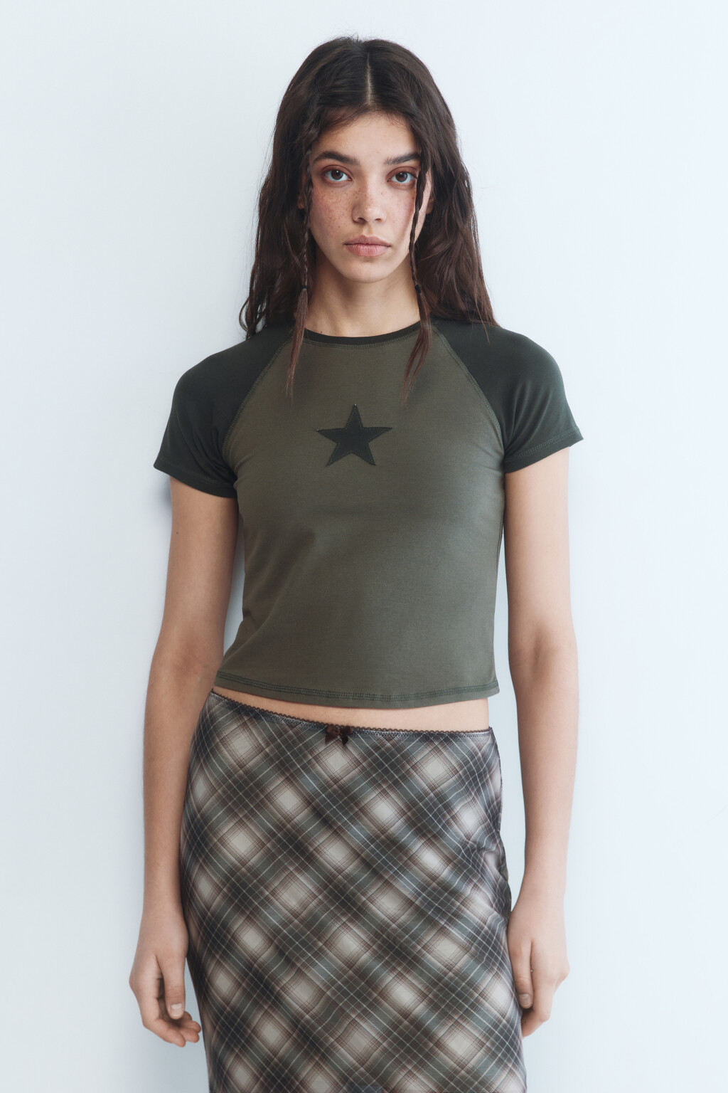 Футболка-топ с вышивкой на груди - цвет зеленый - 2