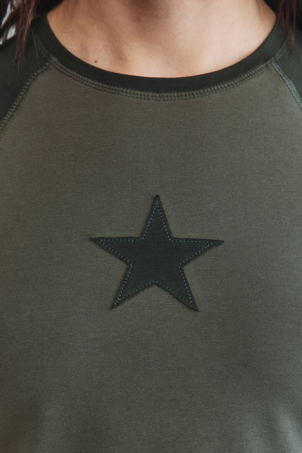 Футболка-топ с вышивкой на груди - цвет зеленый - 6