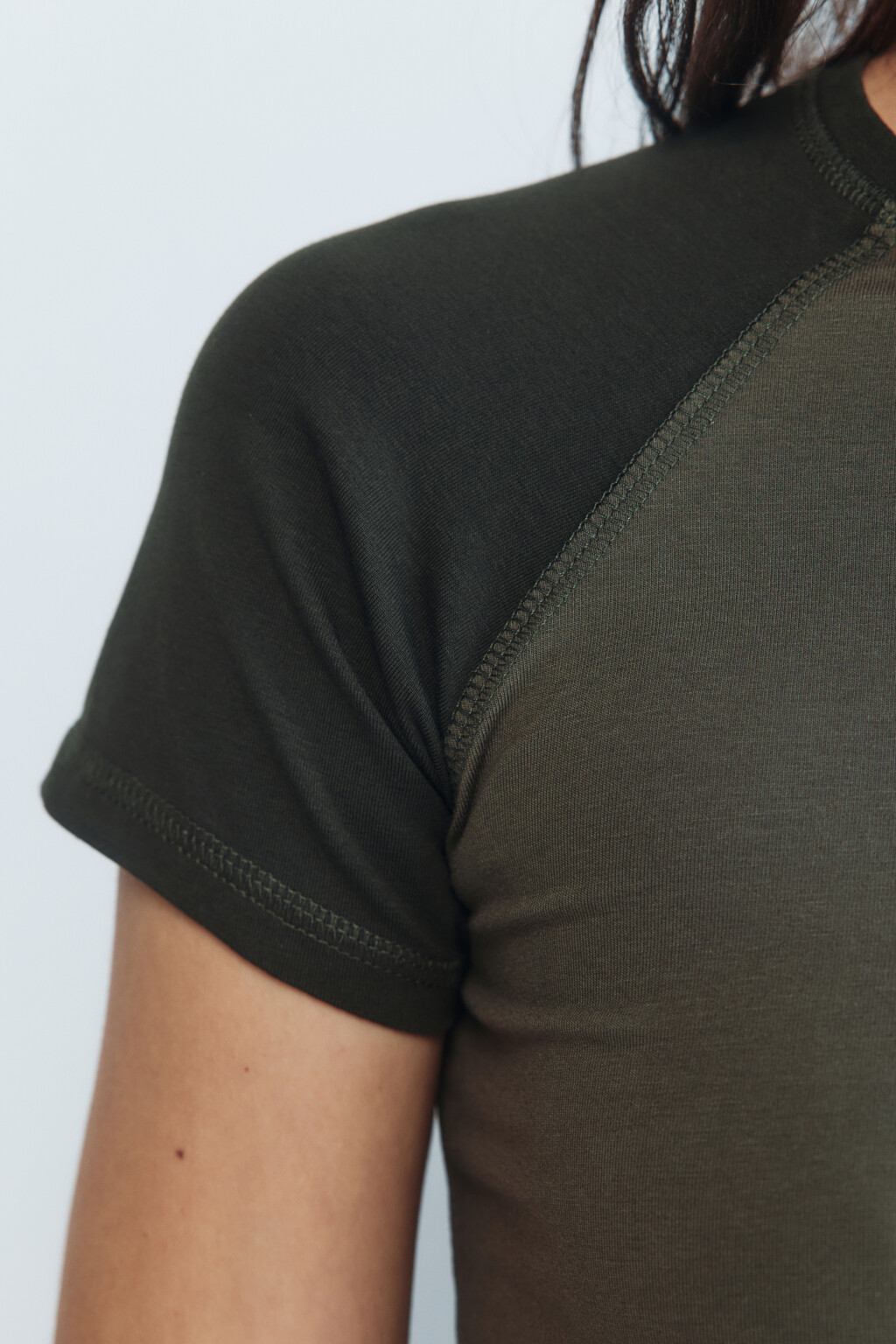 Футболка-топ с вышивкой на груди - цвет зеленый - 7