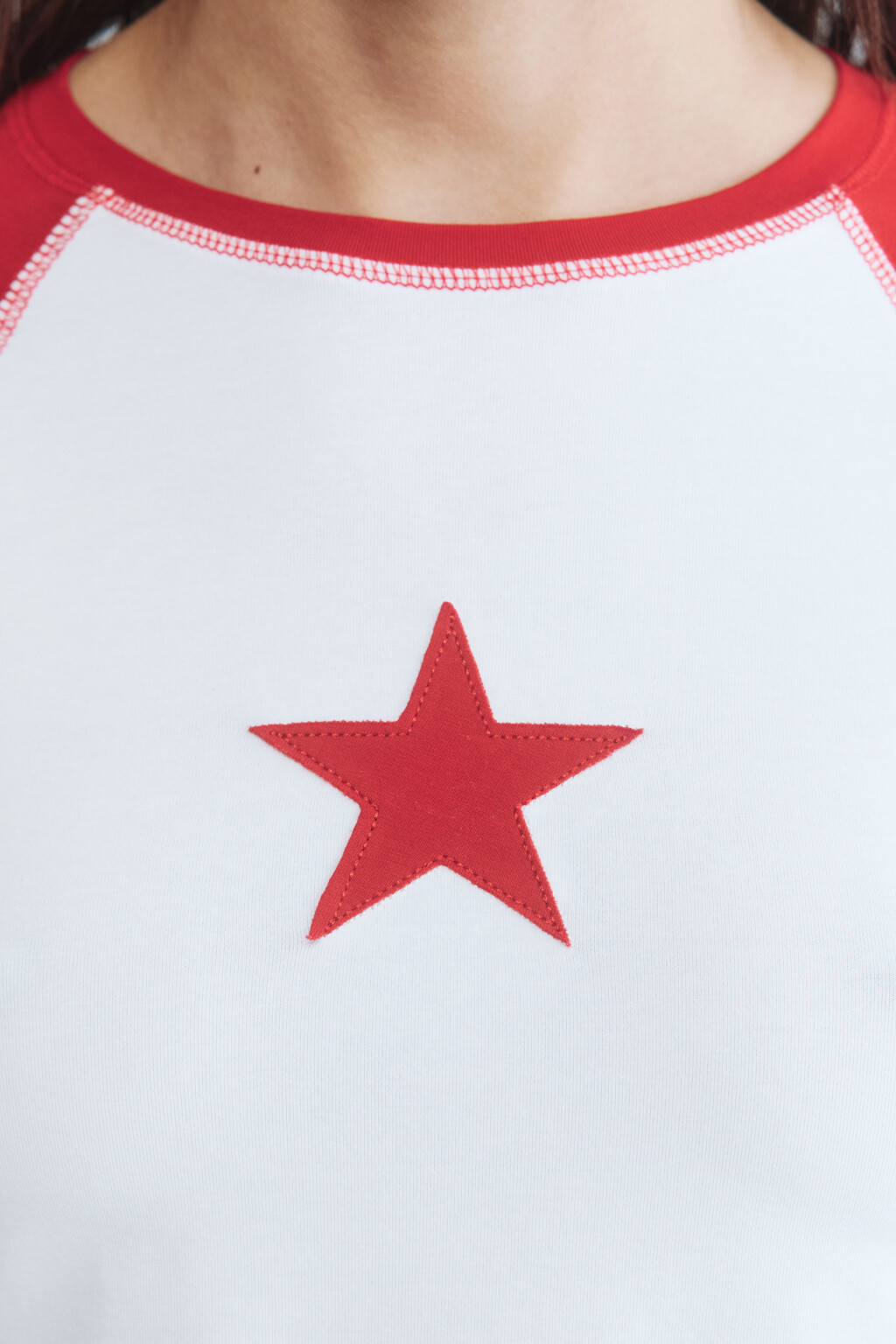 Футболка-топ с вышивкой на груди - цвет красный - 6