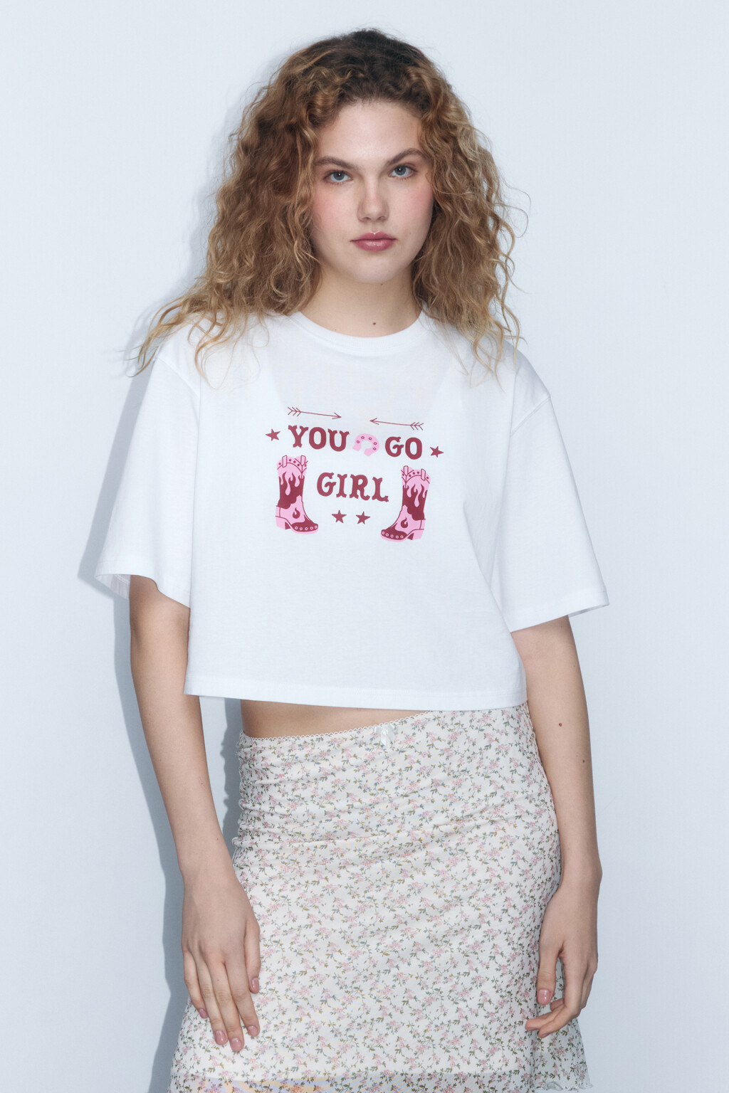 Футболка укороченная с принтом - цвет белый - 2