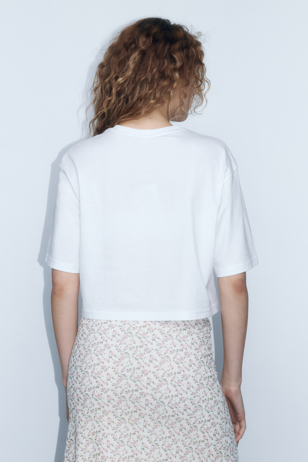 Футболка укороченная с принтом - цвет белый - 4
