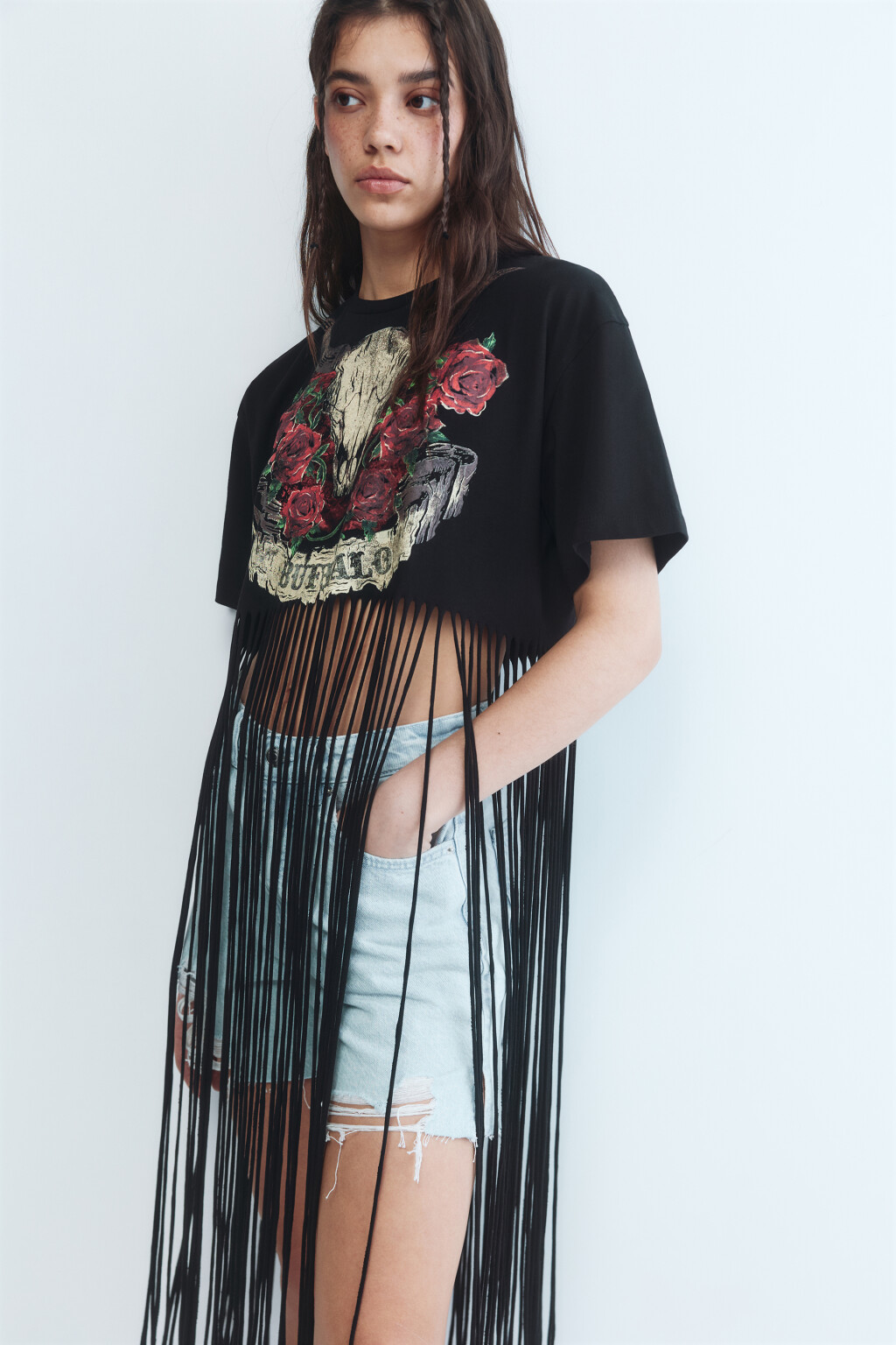 Футболка укороченная с длинной бахромой - цвет черный - 1