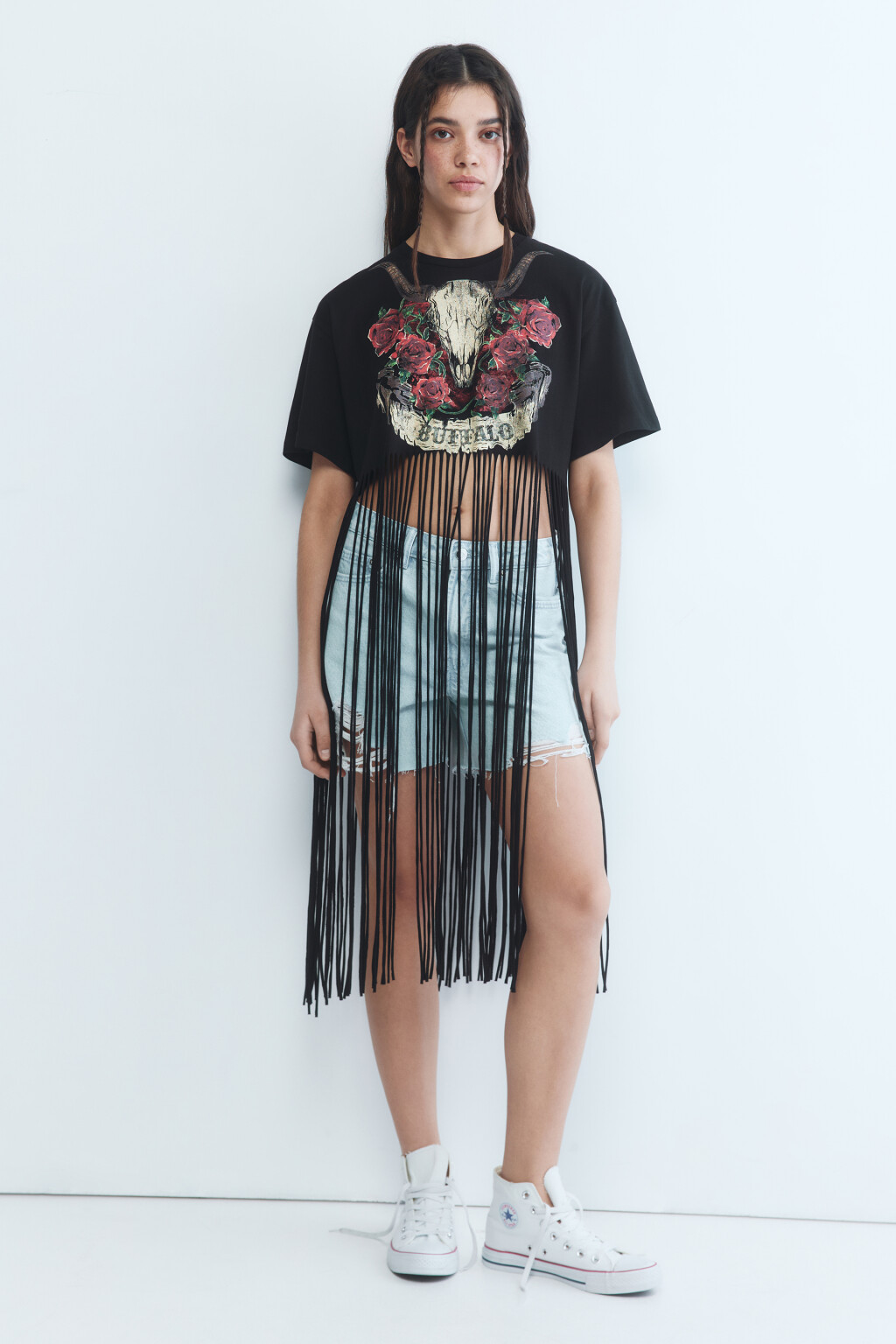 Футболка укороченная с длинной бахромой - цвет черный - 2