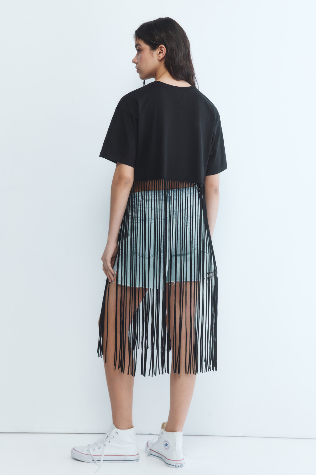 Футболка укороченная с длинной бахромой - цвет черный - 4