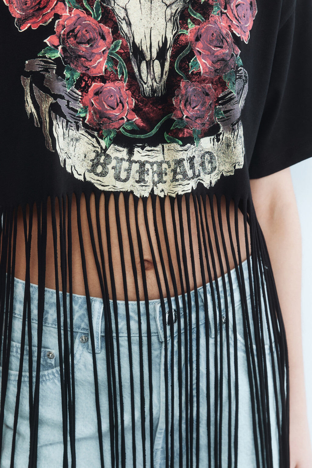 Футболка укороченная с длинной бахромой - цвет черный - 8