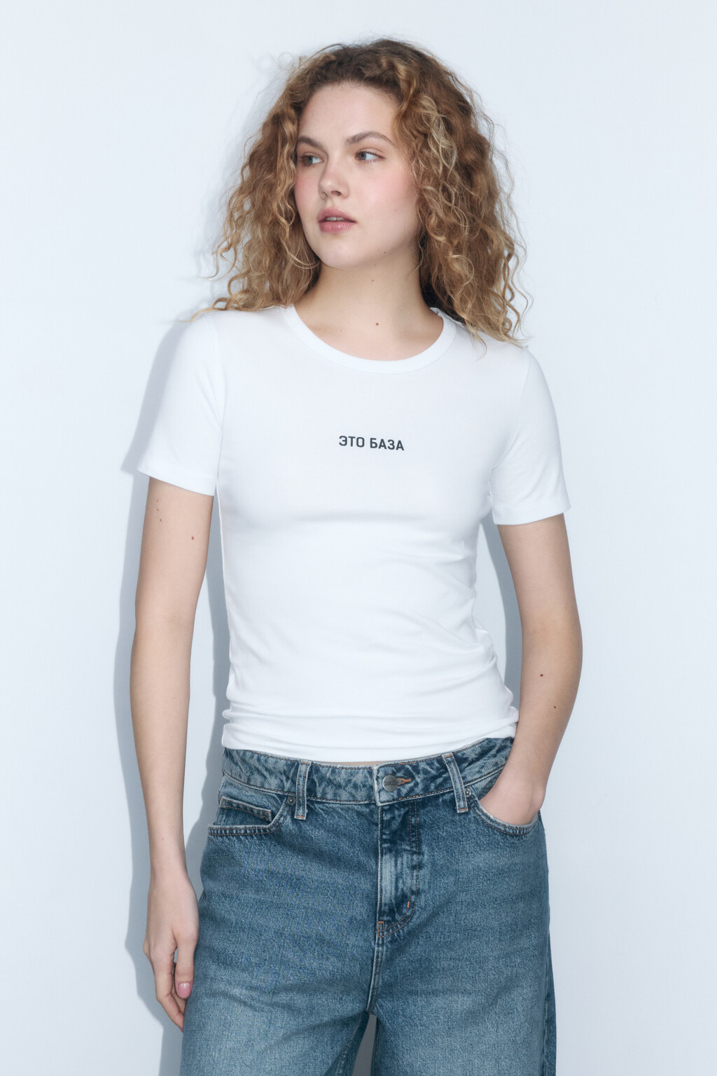 Футболка облегающая с принтом-надписью - цвет белый - 3