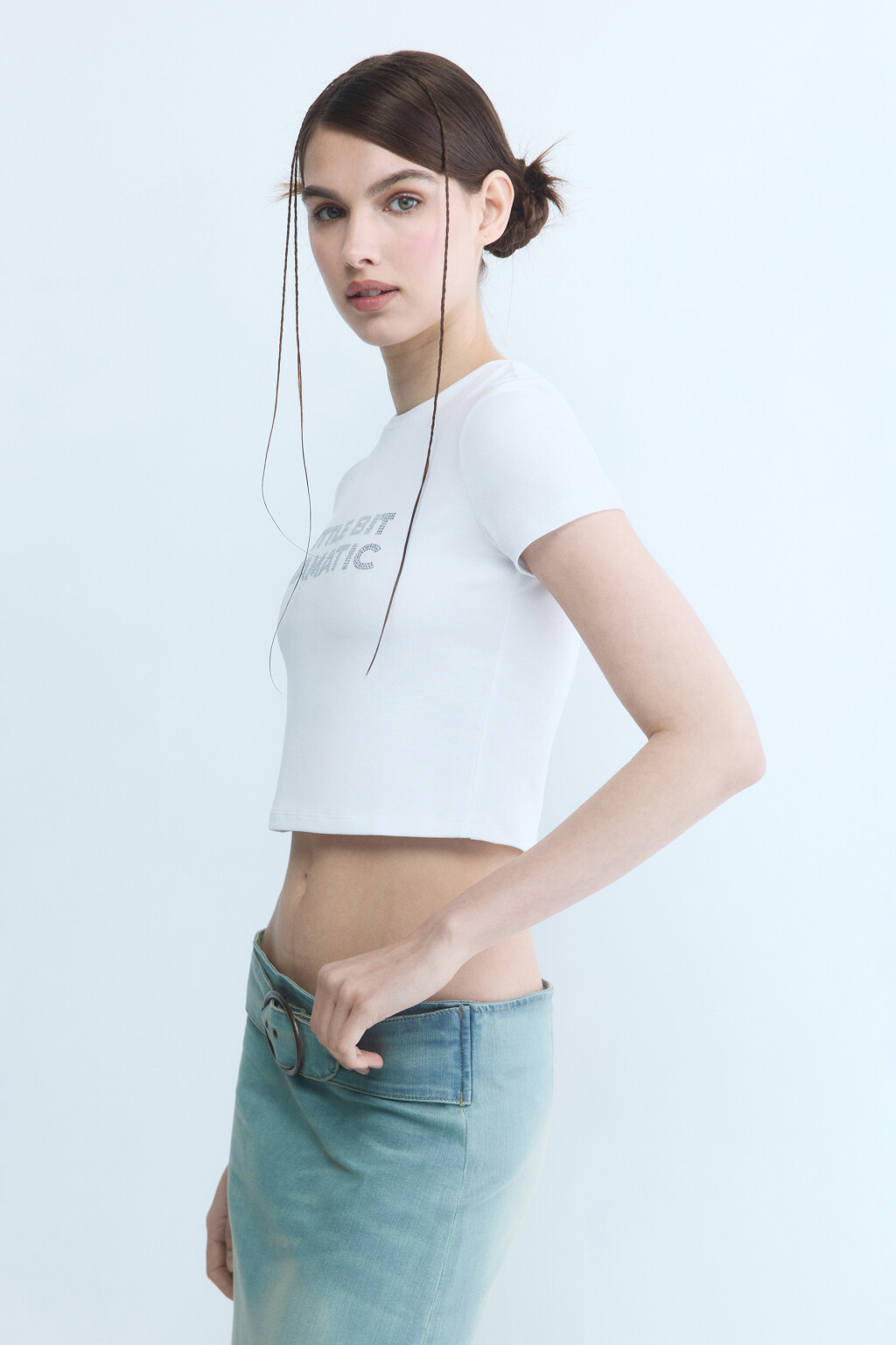 Футболка-топ вискозная со стразами - цвет белый - 3