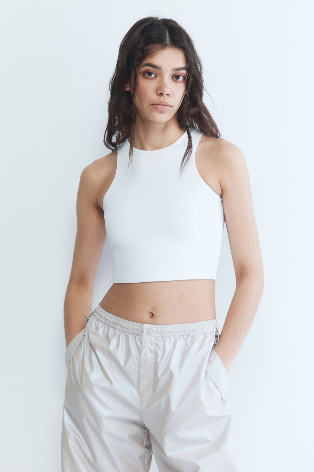 Майка укороченная с подкладкой на груди - цвет белый - 2