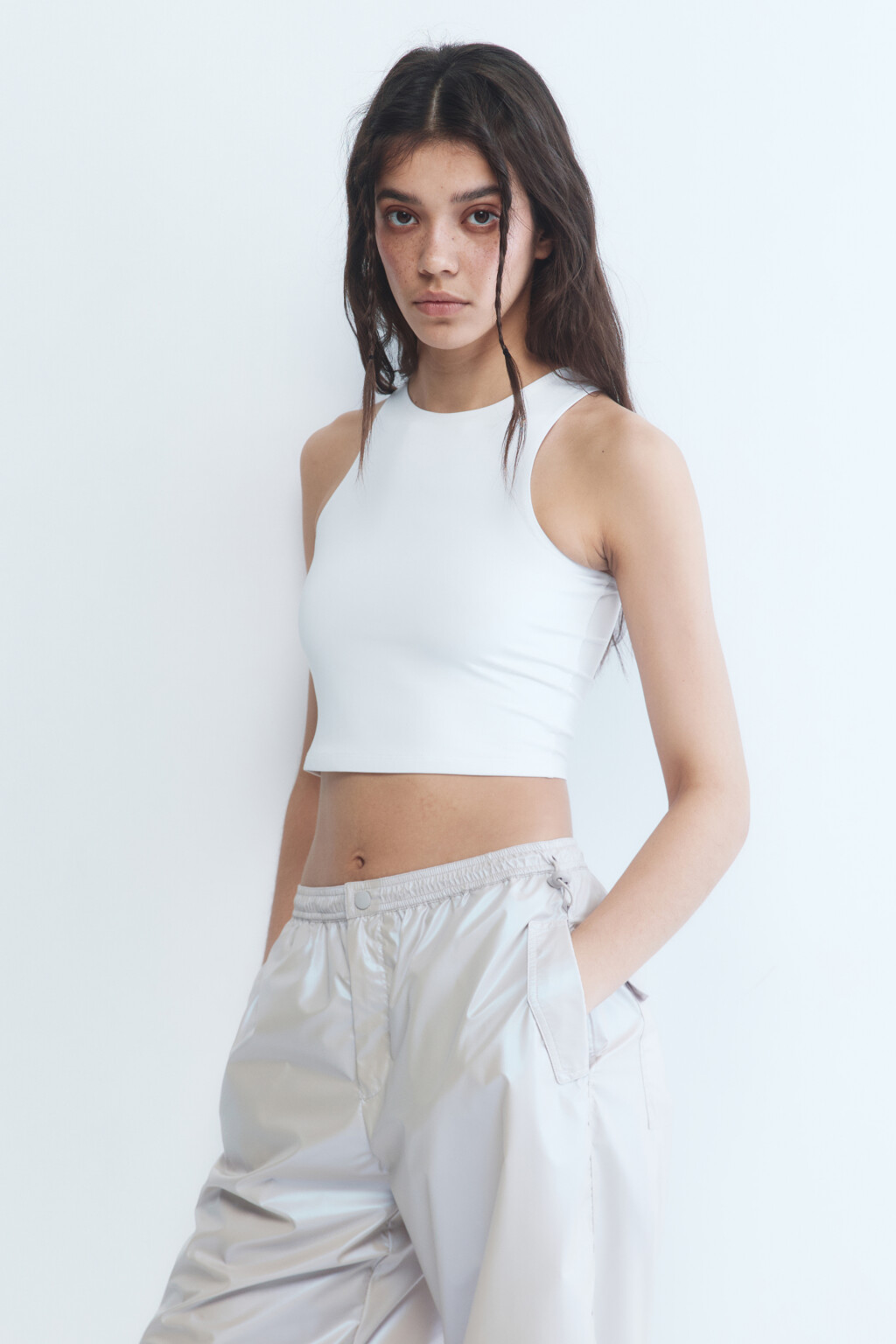 Майка укороченная с подкладкой на груди - цвет белый - 3