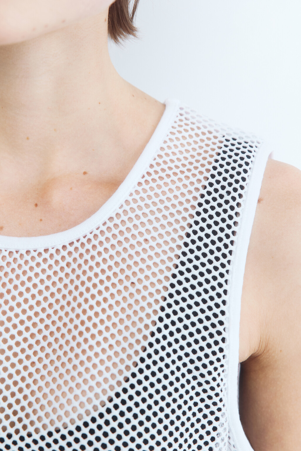 Майка свободная из сетки - цвет белый - 6