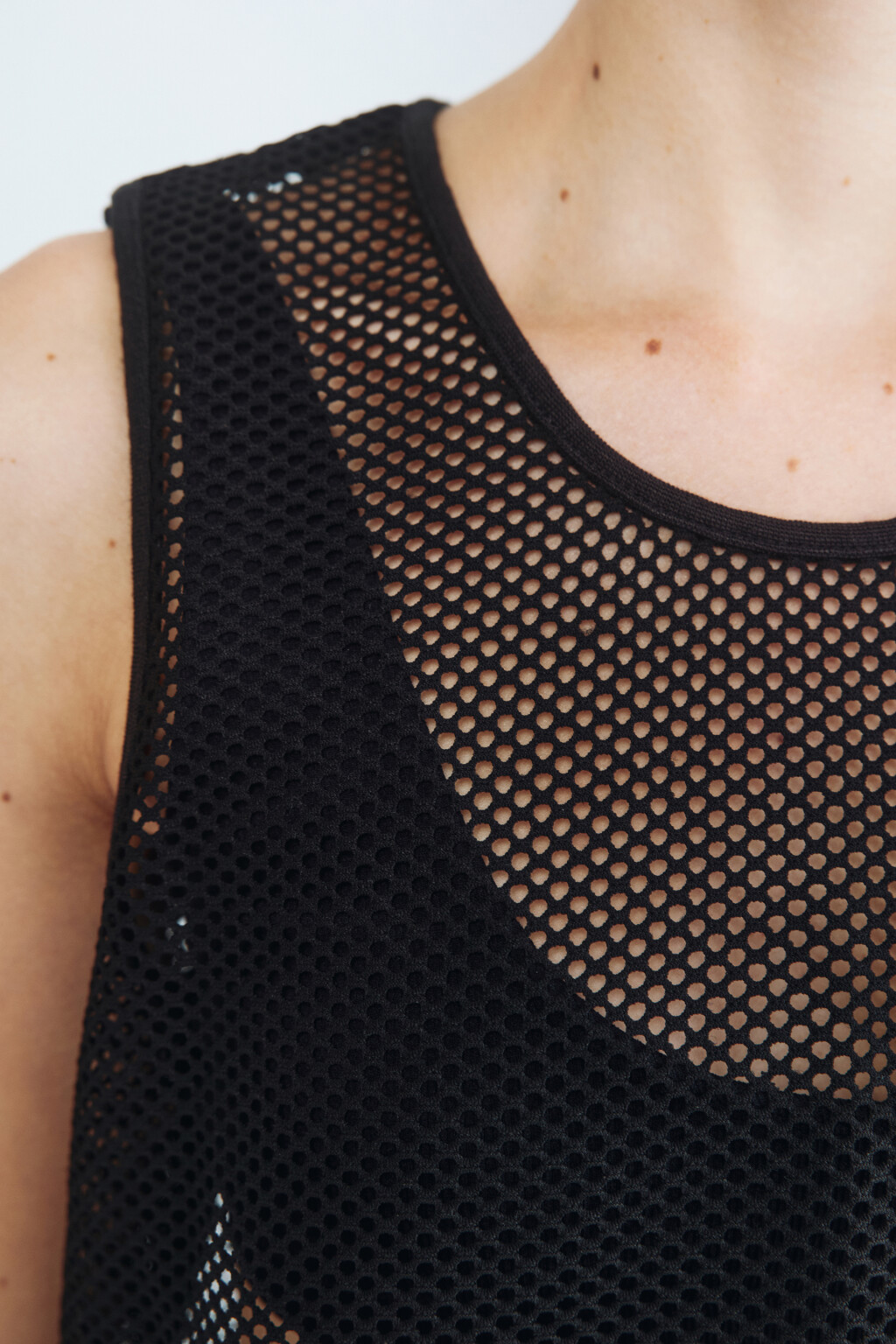 Майка свободная из сетки - цвет черный - 6