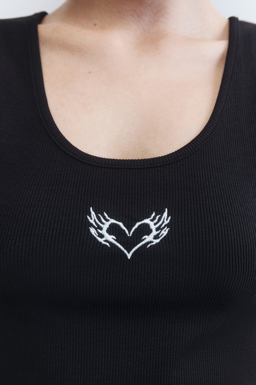 Майка с состаренным эффектом и принтом - цвет черный - 6