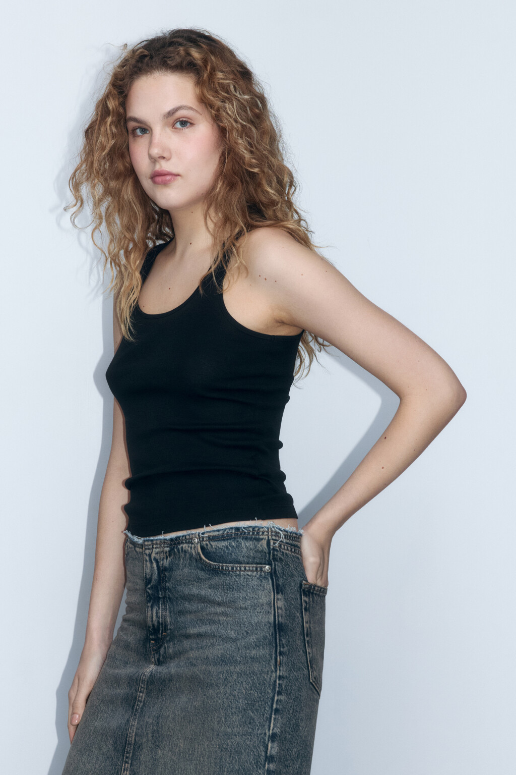 Майка хлопковая в рубчик на широких бретелях - цвет черный - 3