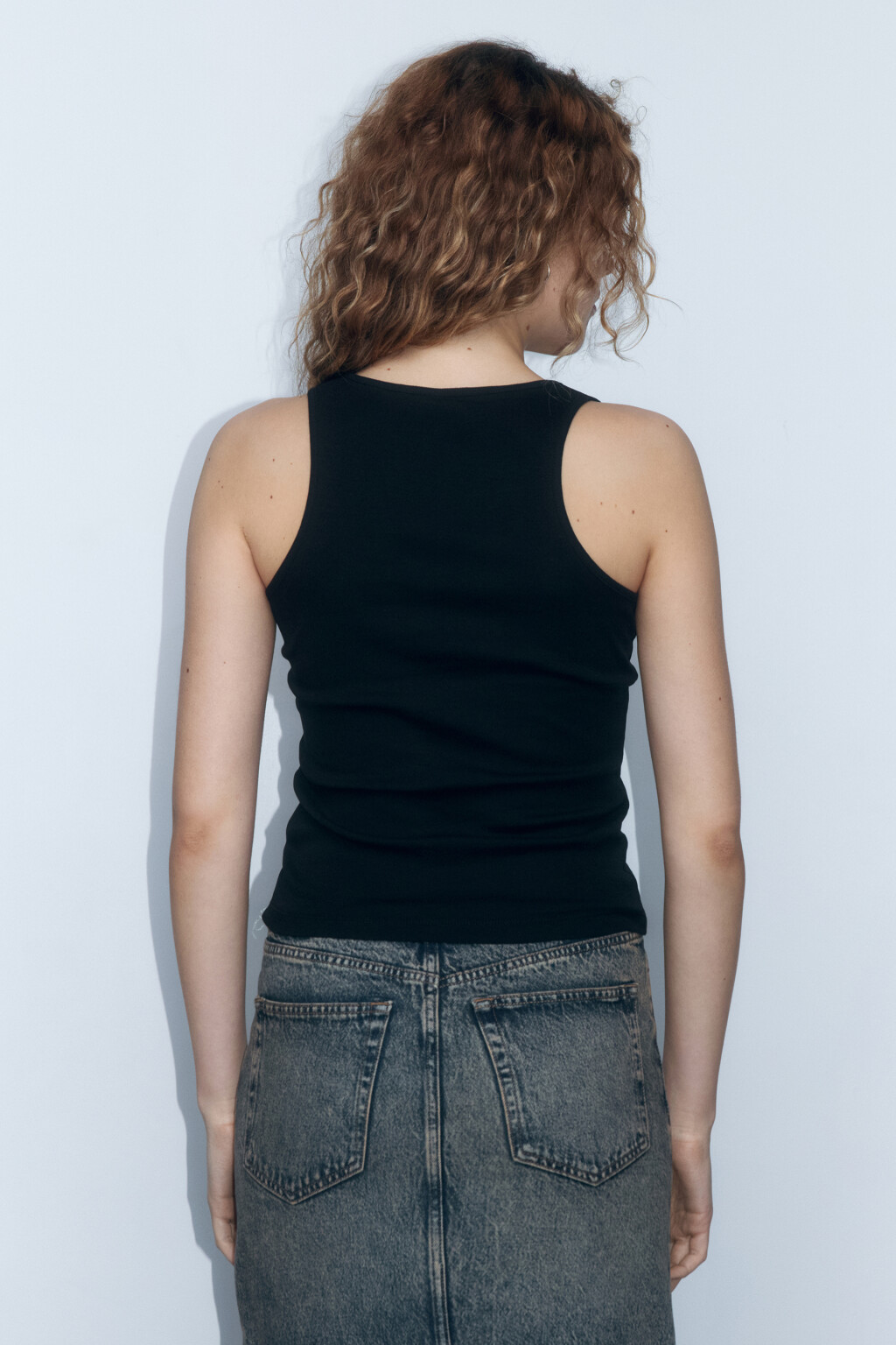 Майка хлопковая в рубчик на широких бретелях - цвет черный - 4