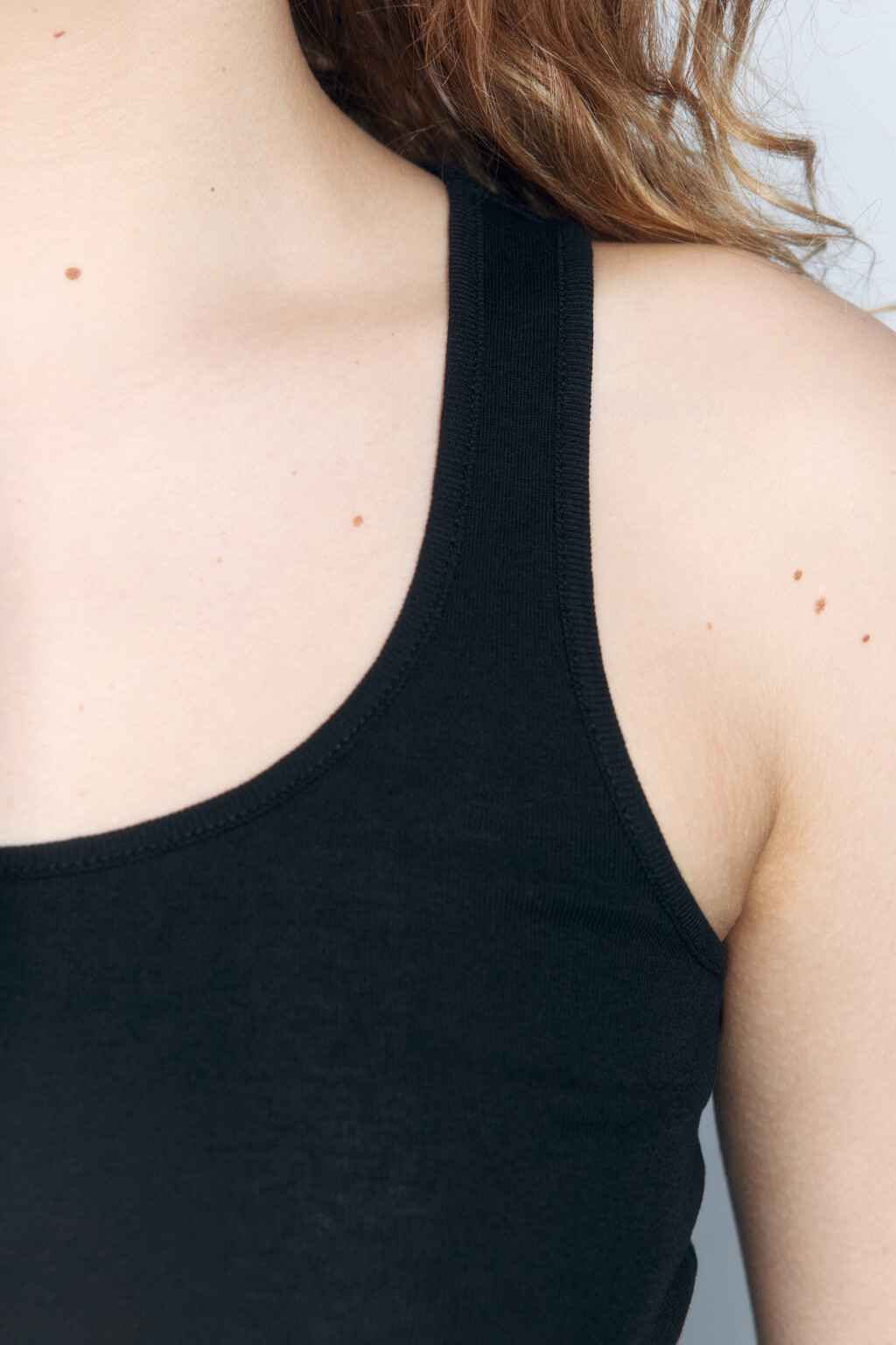 Майка хлопковая в рубчик на широких бретелях - цвет черный - 6