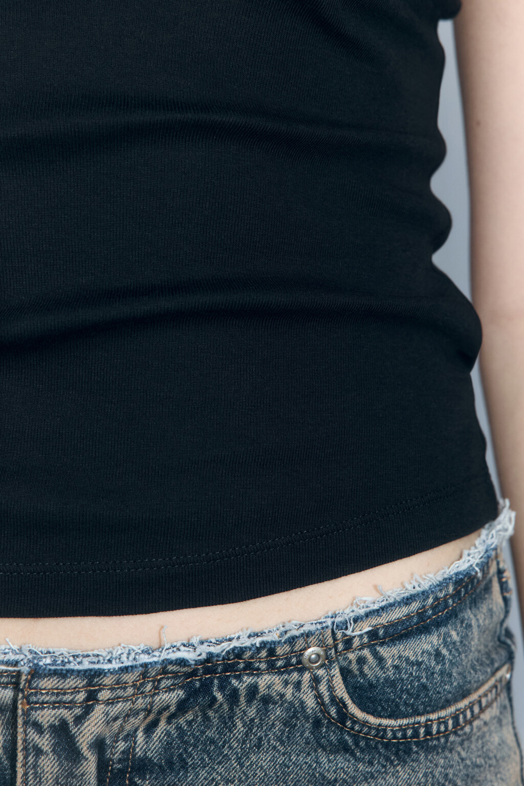 Майка хлопковая в рубчик на широких бретелях - цвет черный - 7