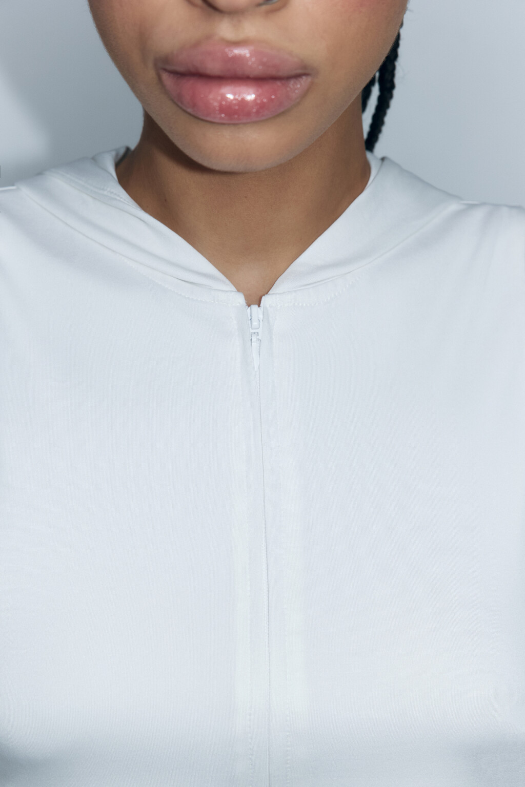 Топ-жилет на молнии облегающий с капюшоном - цвет белый - 6