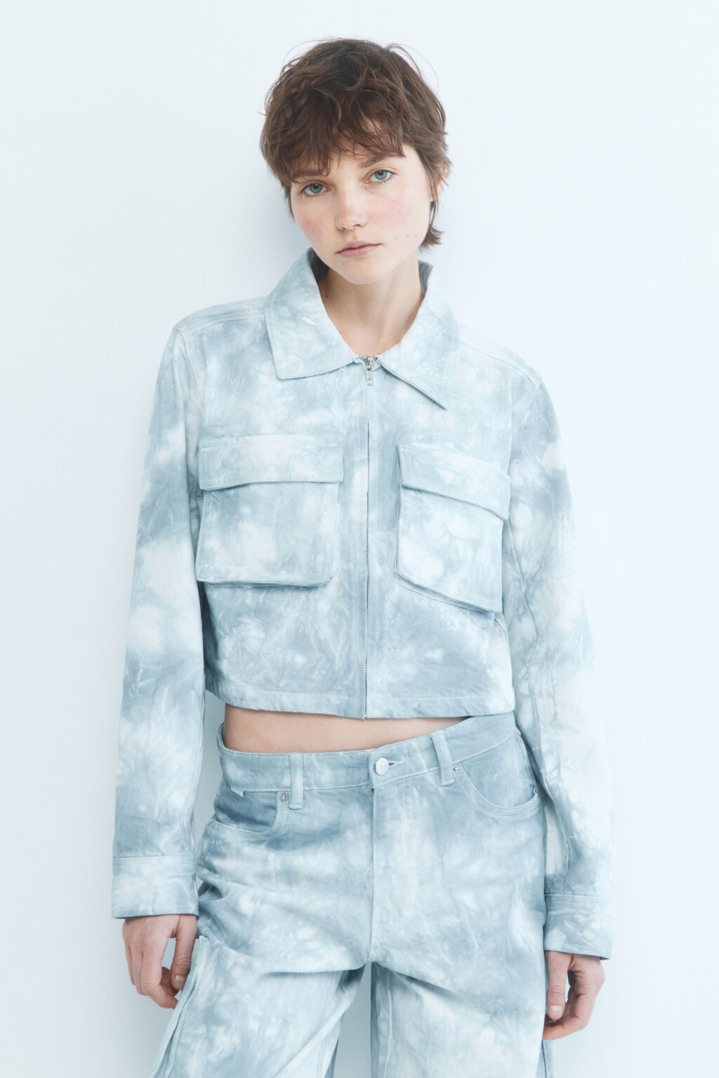 Куртка-джинсовка укороченная с принтом тай-дай - цвет голубой - 2