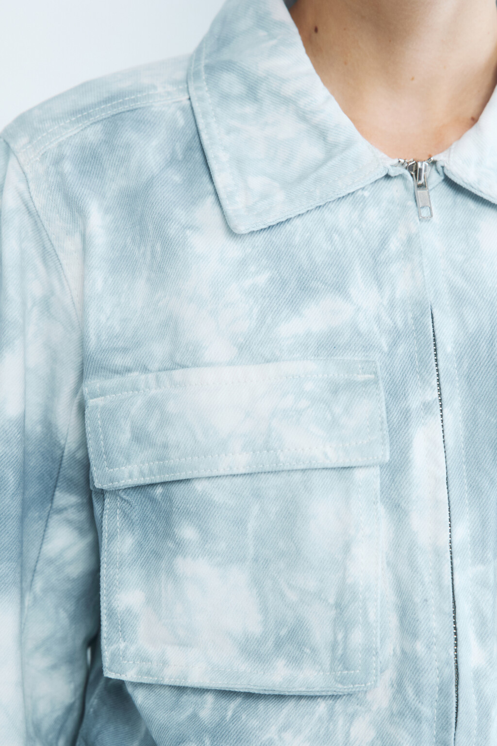 Куртка-джинсовка укороченная с принтом тай-дай - цвет голубой - 7